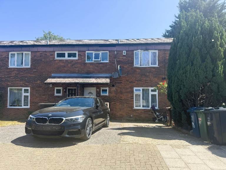 No Company Let No - NOT an HMO - Only for single family unit - Jubilee Close, Pinner, Harrow HA5 3TB