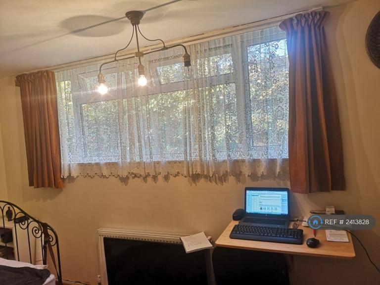 Studio flat in Steele Road, London, N17 (#2413828)