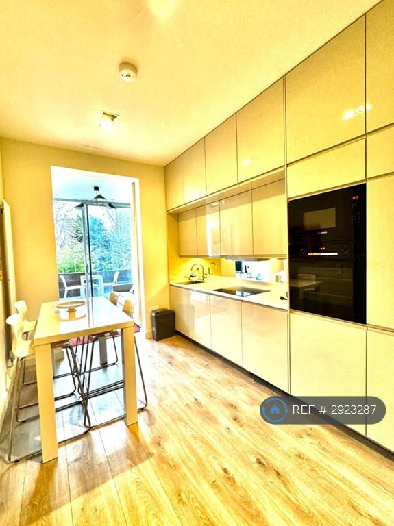 1 bedroom flat in Battersea Park Road, London, SW8 (1 bed) (#2923287)