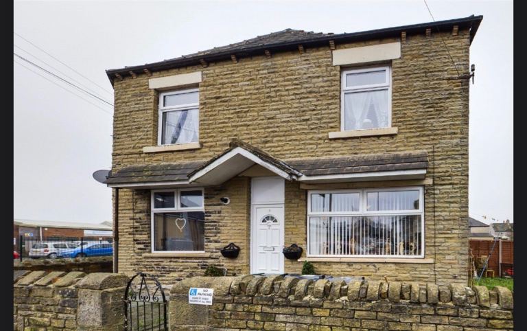 3 bedroom end terrace in Wyke BD12