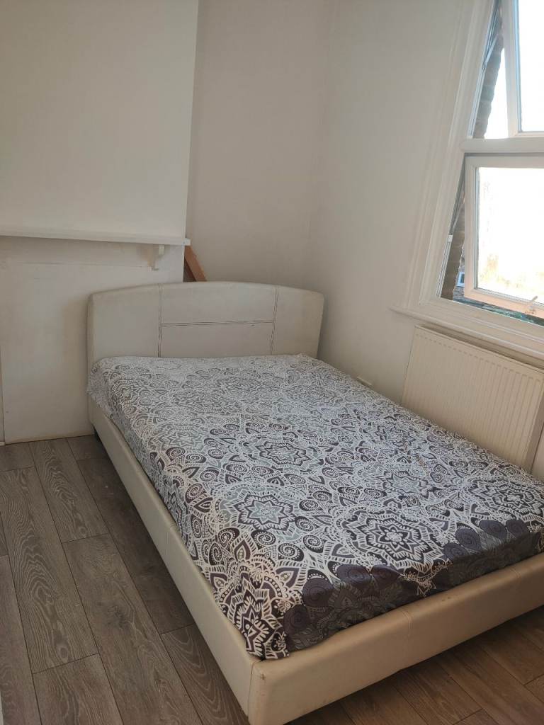 One single rooom for one working Muslim female 