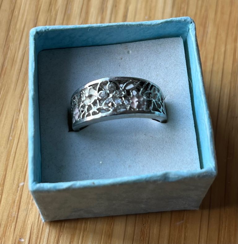 Size Q (8) flower diamanté ring. New £5. Box not included