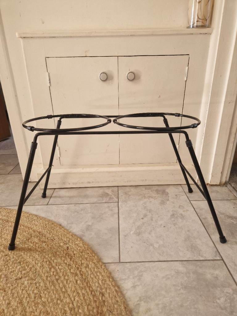 Collapsible double dog feeding stand