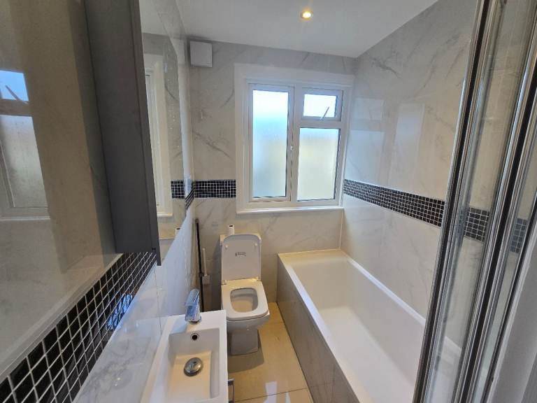 Stunning 2 beds flat that has been completely refurbished and redecorated within 5 minutes of Tram.