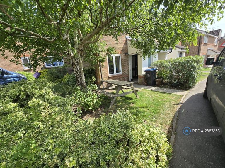 1 bedroom flat in School House Gardens, Loughton, IG10 (1 bed) (#2867353)