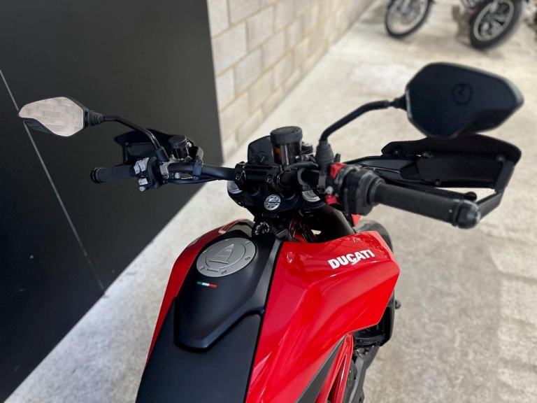 STUNNING LOW MILEAGE 2019/19 DUCATI HYPERMOTARD 950 MOTORCYCLE 