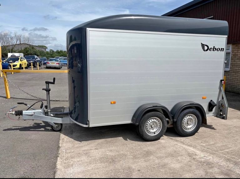 Like new twin axle 2.6 gw  box trailer with rear loading