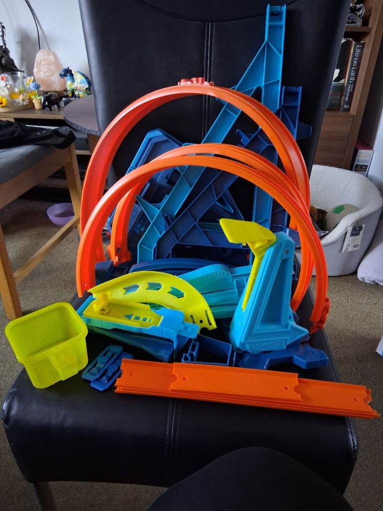 Hot Wheels Infinity Loop Kit plus Add On Track plus 12 Hot Wheels Cars