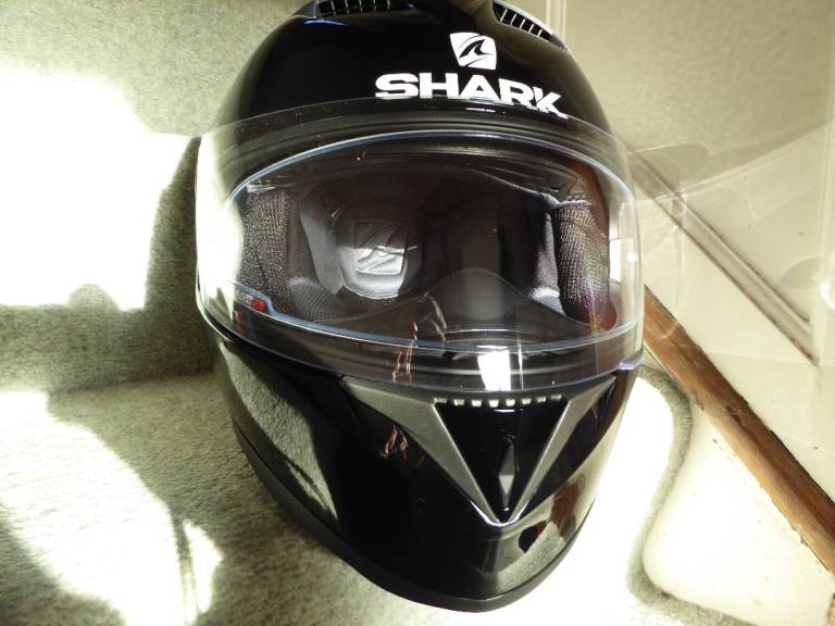 MOTORCYCLE HELMET . SHARK S900 MOTORCYCLE HELMET FULL FACE BLACK. SIZE SMALL