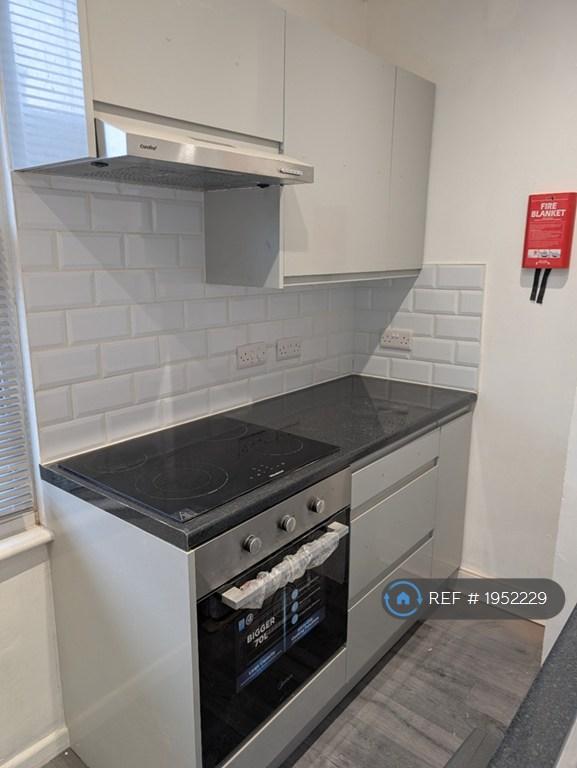 2 bedroom flat in Swindon, Swindon, SN1 (2 bed) (#1952229)