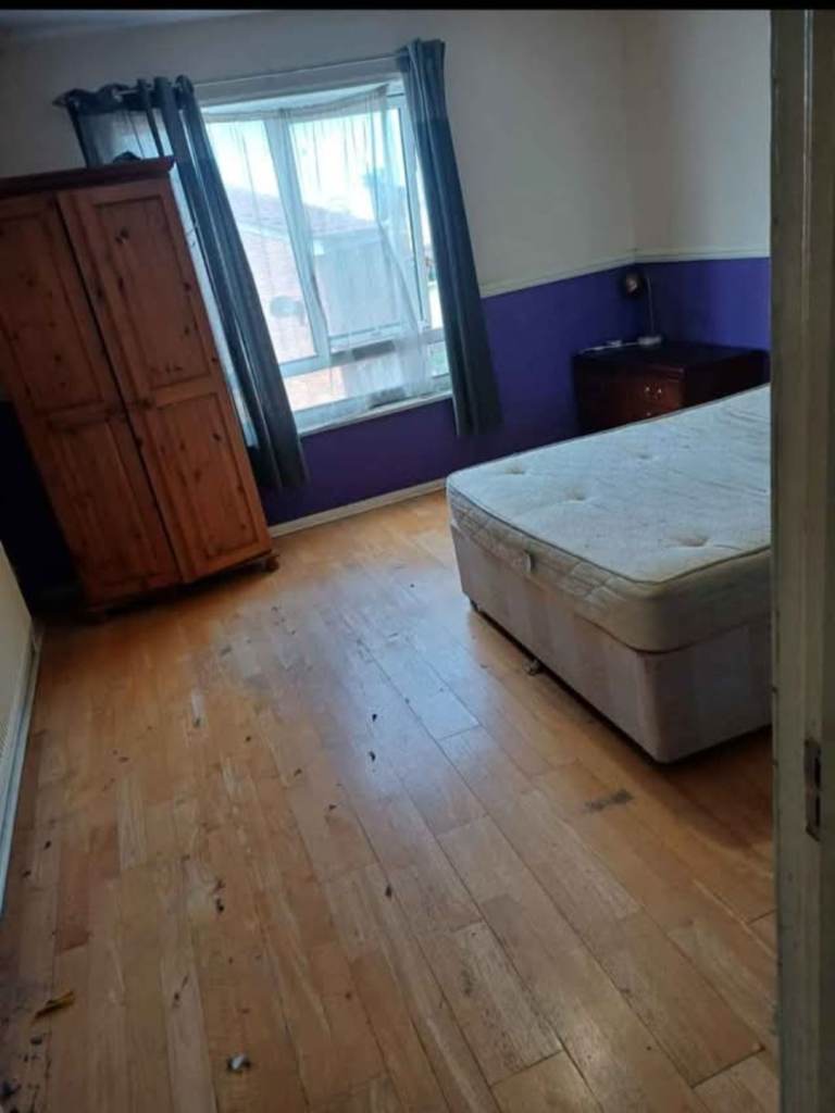2 Single  room and 1 double room  to let SE18 5QG