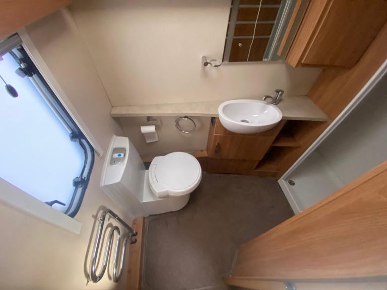 SWIFT CHALLENGER 625se - 2014 - FIXED BED - 5 BERTH - RARE LAYOUT PRISTINE 