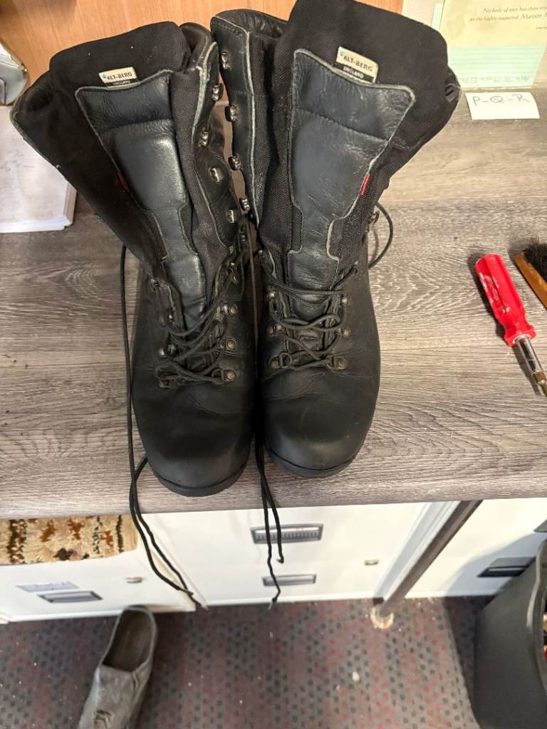 Black Leather Alt-berg tabbing boots – Good Condition