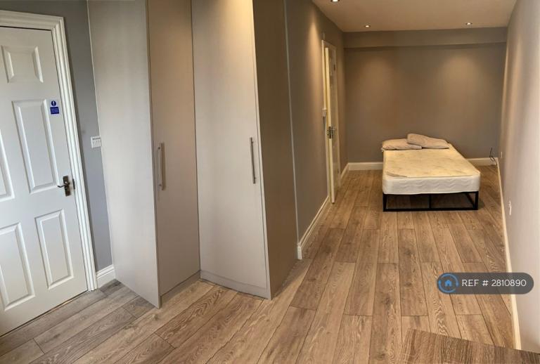 Studio flat in Vicarage Farm Road, Hounslow, TW5 (#2810890)