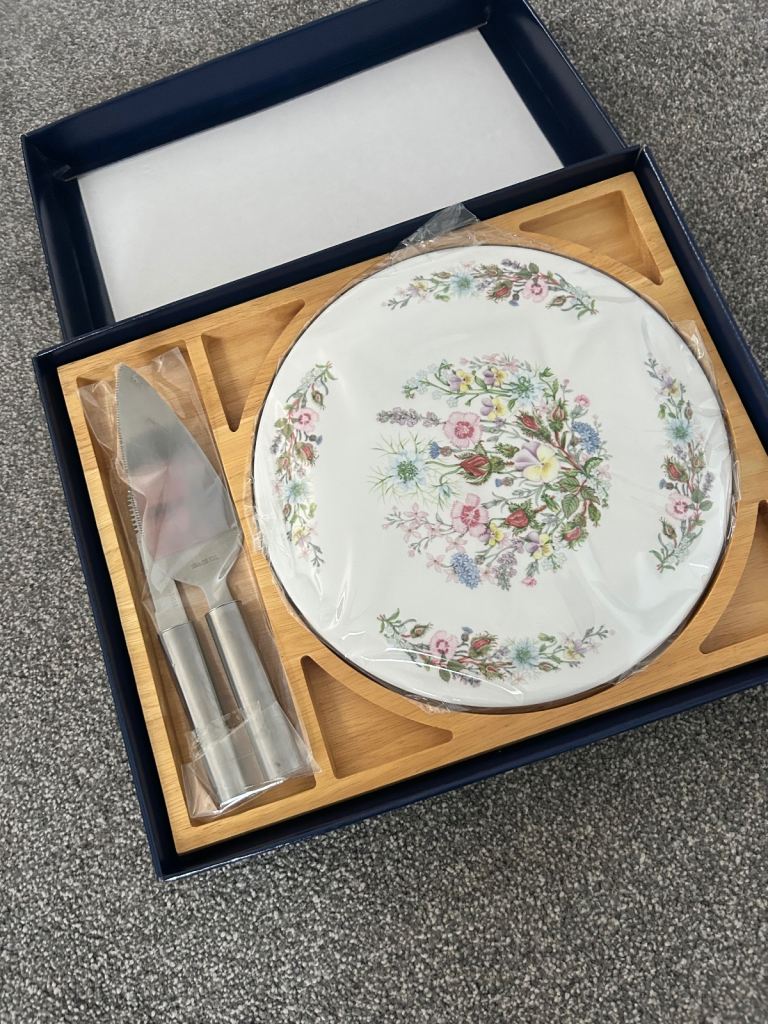 AYNSLEY Wild Tudor Cheese Board Cake Platter Utensils Boxed NEW never been used