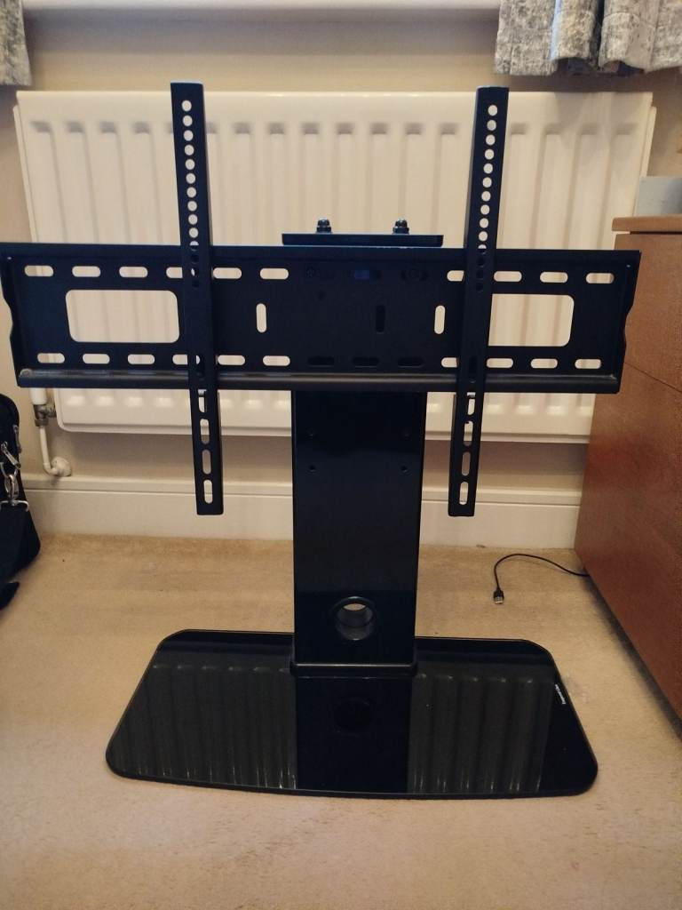 Table top/cabinet top universal TV stand 