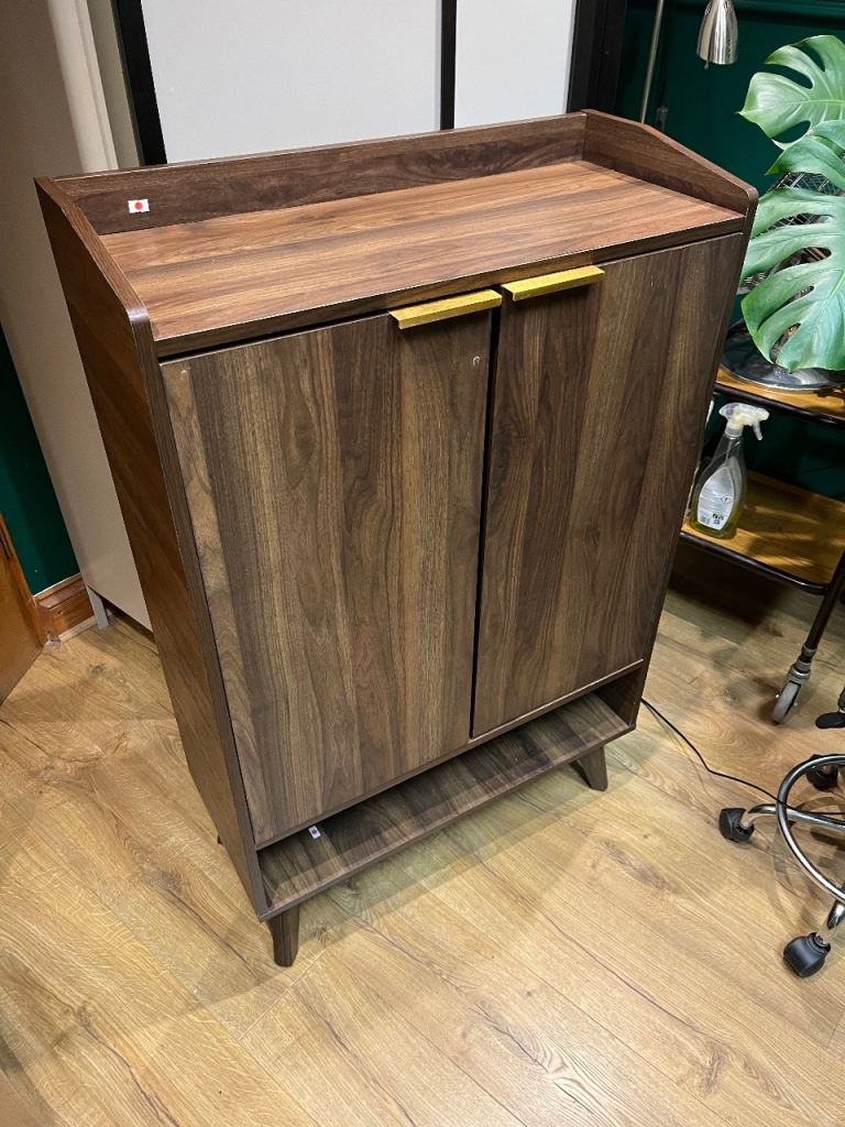 Selling this lovely Cabinet bookshelf shelves . Measurements are in the pictures 