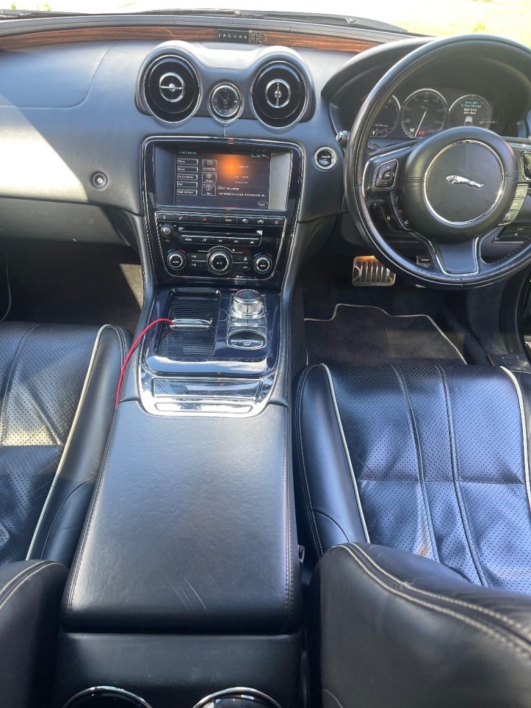 Jaguar XJ portfolio 2010 cat n