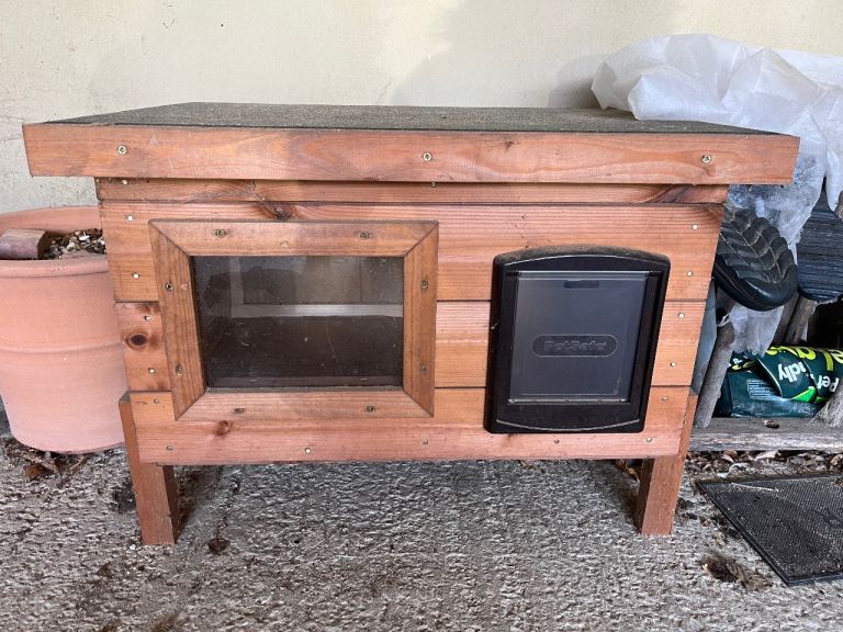 PetSafe Outdoor Cat House Kennel with Cat Flap and Window