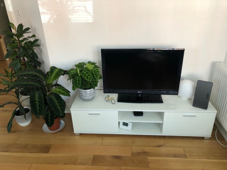White TV stand with 2 doors and shelves