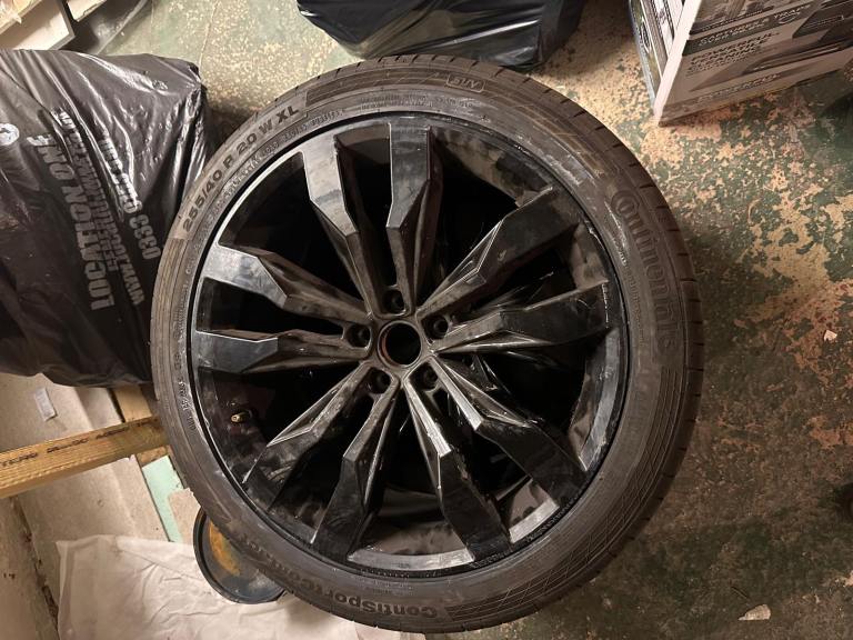 Alloy wheels with tyres 
