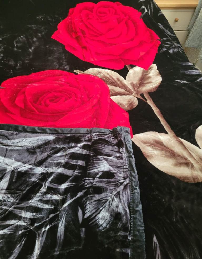 Extra Large Black & Red Rose Super Soft & Silky Thick Throw 