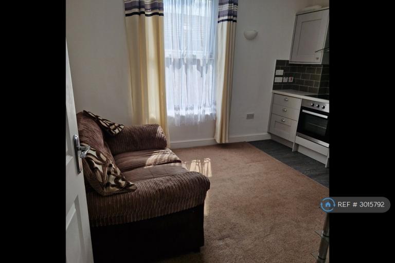 1 bedroom flat in Walter St, Withernsea, HU19 (1 bed) (#3015792)