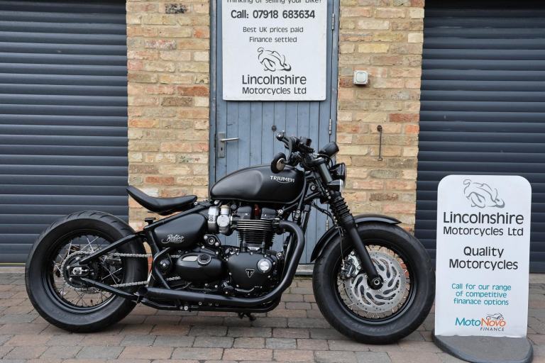 19 Triumph Bonneville Bobber Black