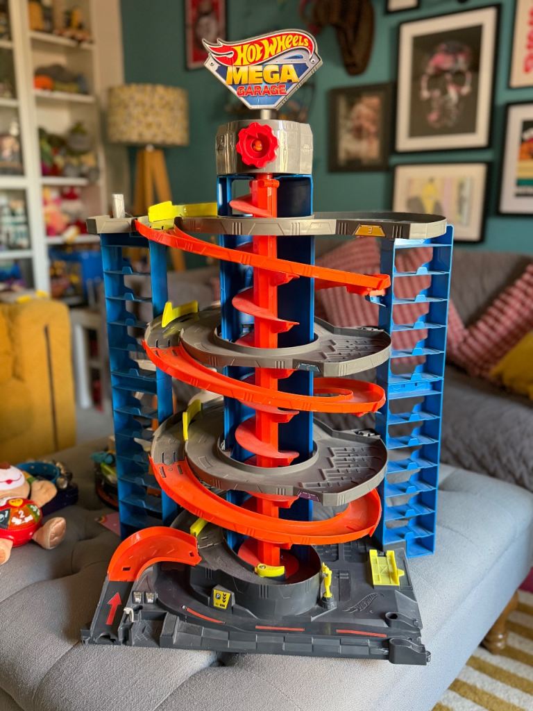 Hotwheels Mega car garage 
