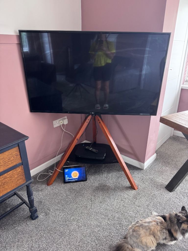 AVF Hoxton Tripod TV Unit for TVs up to 70"