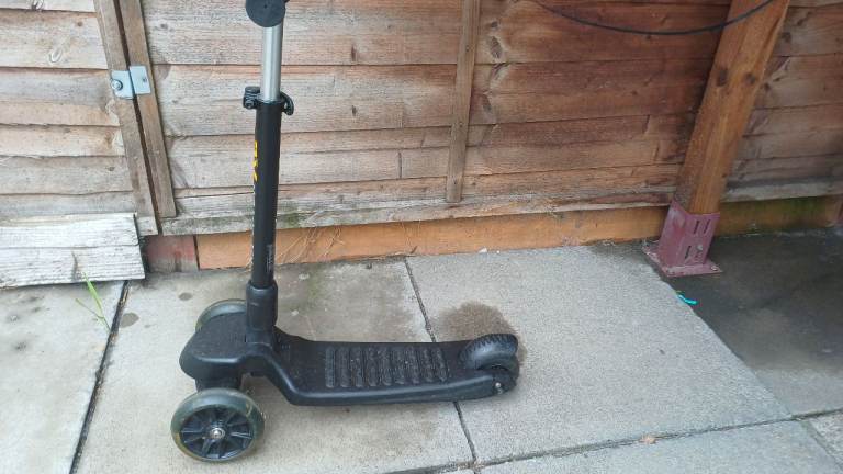 Black Kids' Scooter – Good Condition, Ready to Ride
