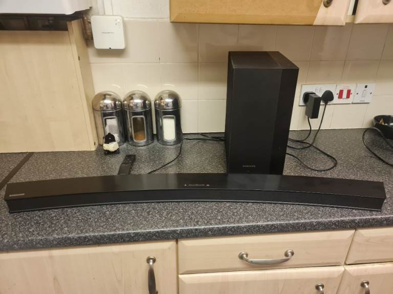Samsung Curved Soundbar and Subwoofer