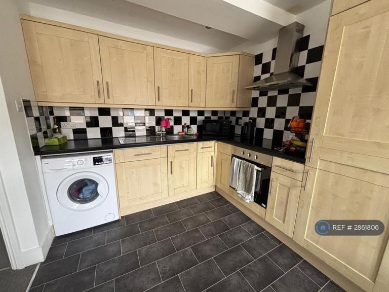 3 bedroom flat in Battersea Park Road, London, SW11 (3 bed) (#2861806)
