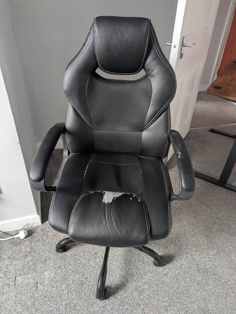 Black Gaming/Office Chair – Well Used, Still Functional