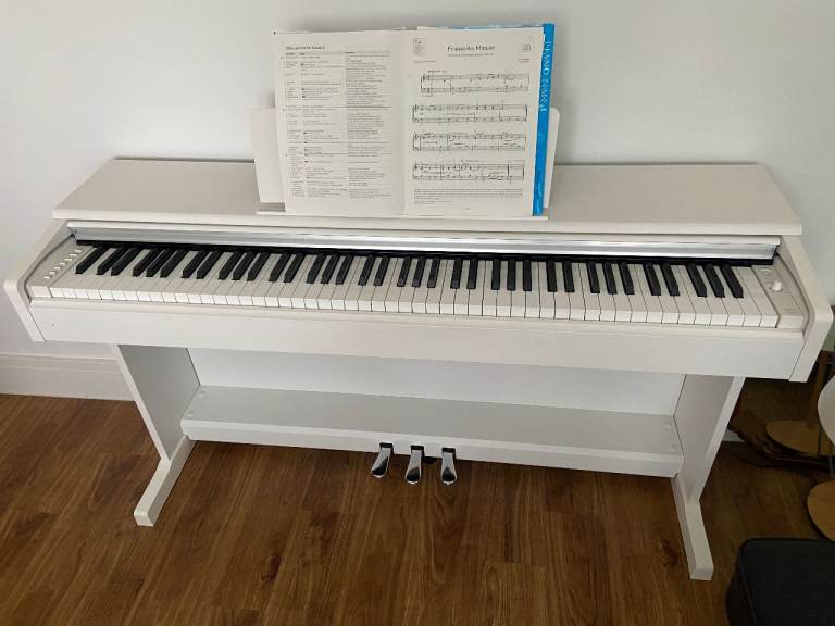 Yamaha Arius YDP-144 Digital Piano in satin white - very good condition