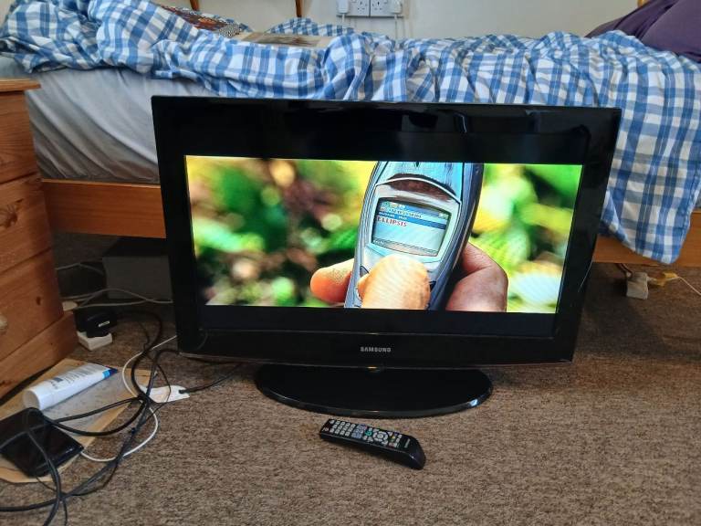32 inch Samsung TV with remote control 