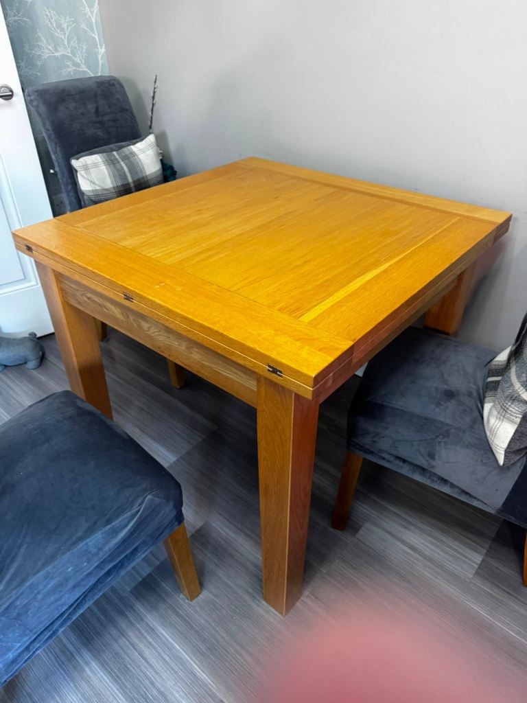 Extendable Wooden Dining Table with 6 Chairs – Good Condition