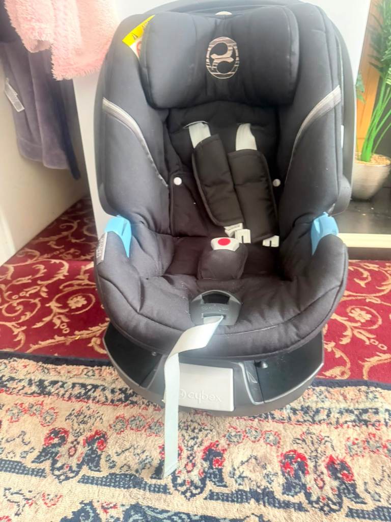 Cybex Car Seat with ISOFIX Base – Black, Good Condition
