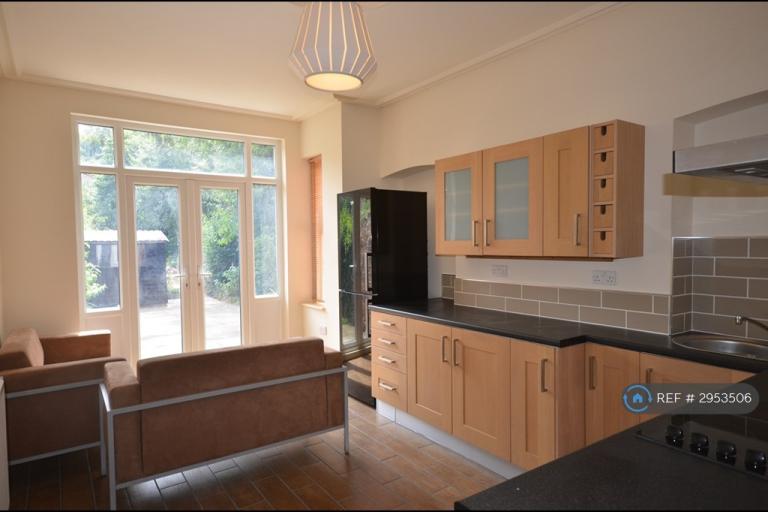 5 bedroom house in Ashburnham Road, Luton, LU1 (5 bed) (#2953506)