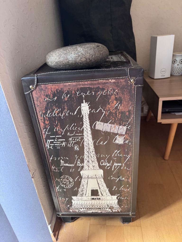 Bedroom set of Funitures free delivery radius 10 miles 