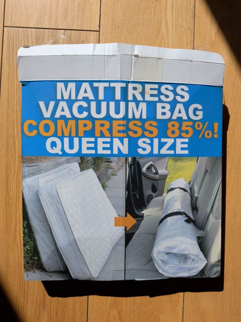 Mattress vacuum bag with straps
