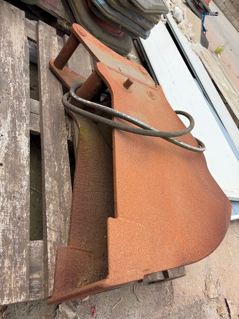Hydraulic push out bucket