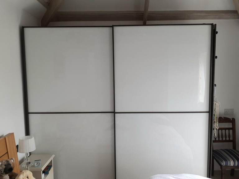 Sliding Door Wardrobe – Good Condition