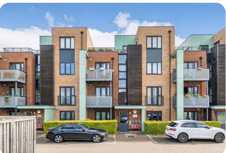 Guide price £475.000, 3 double bedrooms flat sale 