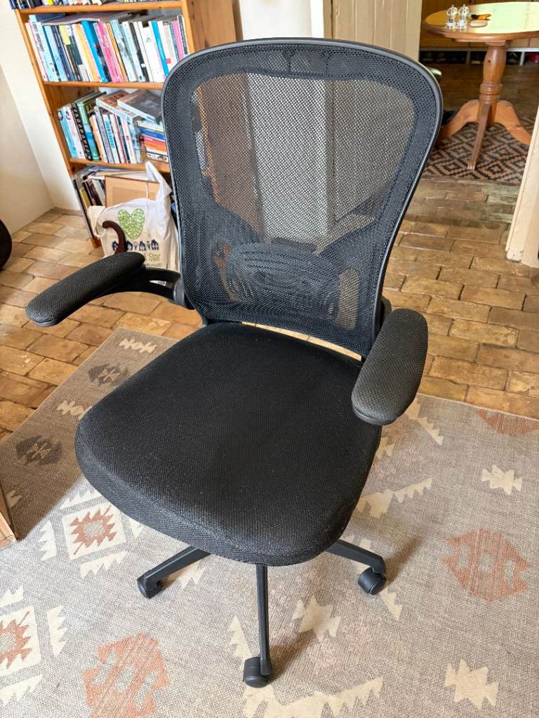 Free!! Black Mesh Office Chair – Fair Condition and comfortable - Free to collect!!