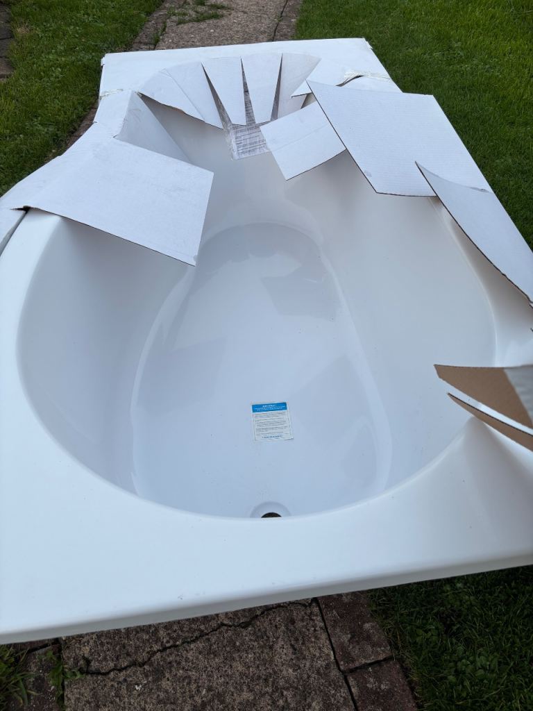 Cruze Curved Shower Bath (1500mm with Screen + Acrylic Panel) Right Hand Option