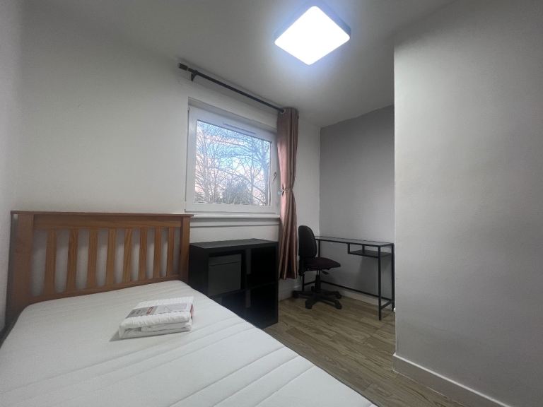 Bright & Cosy Single Bedroom