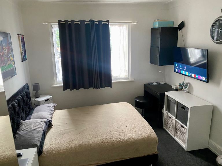 Double room to rent. £ 700. Available for 3 months only