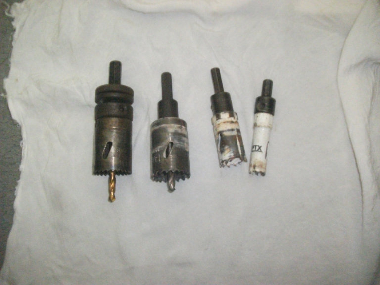 4 x metal cutting holesaws with pilot drill