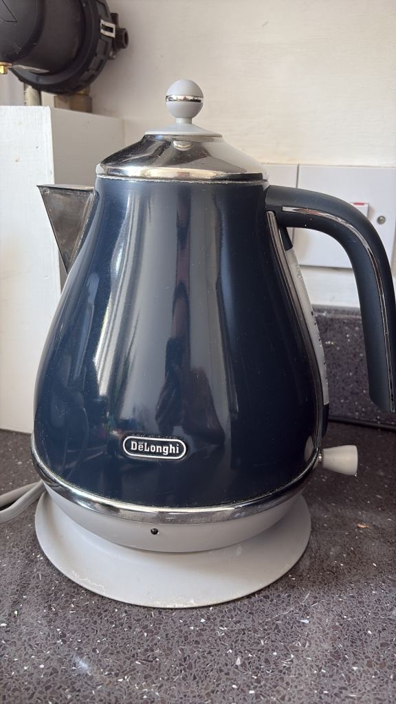 DeLonghi Kettle in Blue - Good Condition